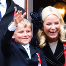 Kongefamilien hilser barnetoget i Oslo fra Slottsbalkongen. Foto: Heiko Junge / NTB scanpix.